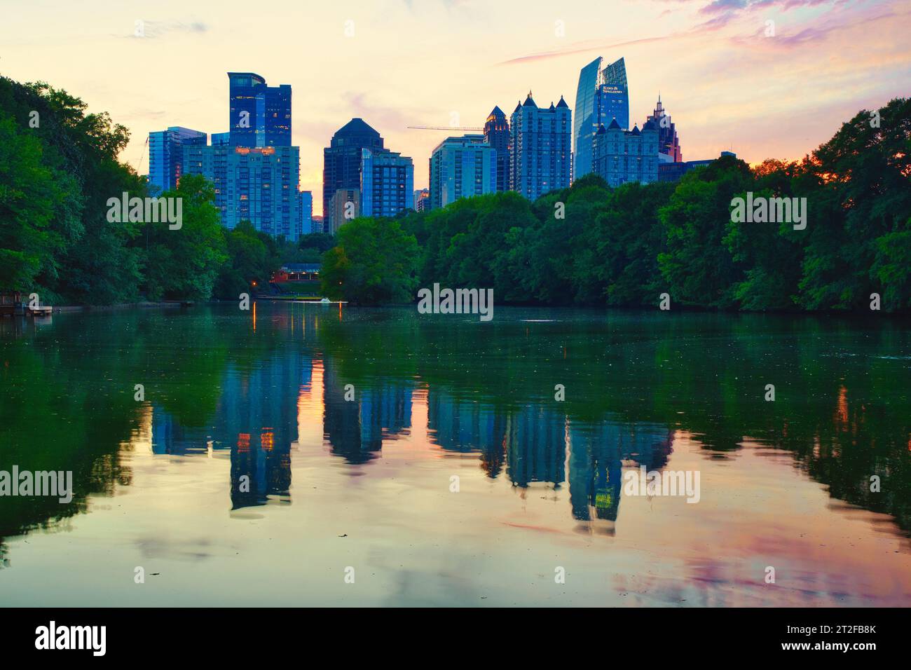 Vista panoramica del Piedmont Park, del lago Clara Meer e dello skyline di Atlanta dal Piedmont Park Foto Stock