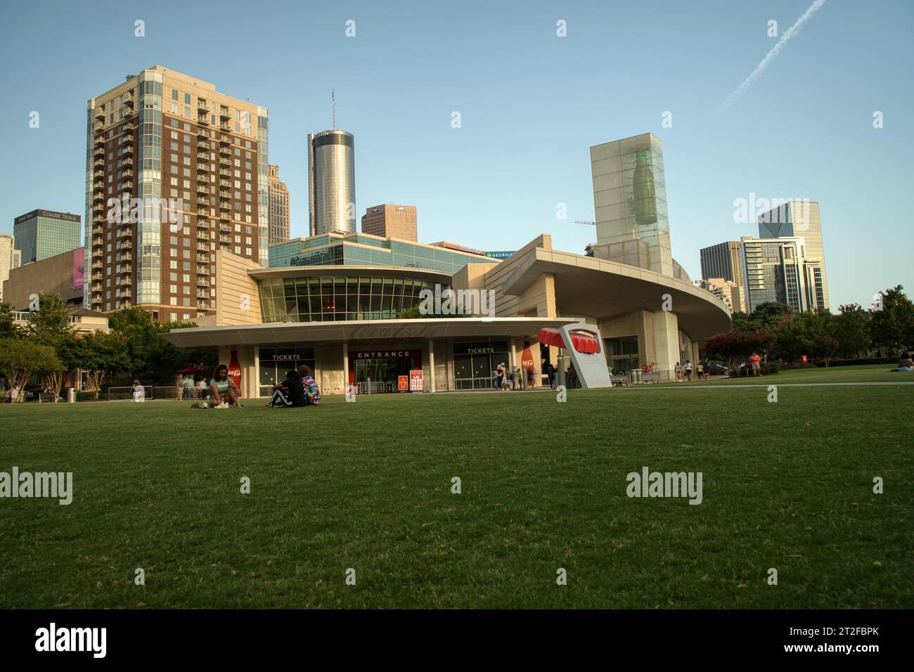 Atlanta, Georgia-25 settembre 2021: Vista panoramica dello skyline del centro di Atlanta e dei grattacieli dal Centennial Olympic Park in una splendida giornata di settembre Foto Stock