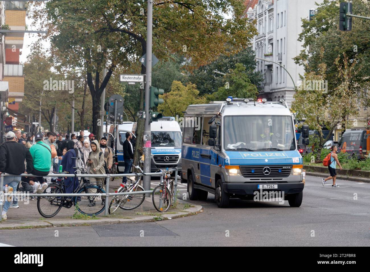 13.10.23, Polizeieinsatz an der Sonnenallee Ecke Reuterstrasse nach Hass-Protesten mit antisemitischen Parolen, Berlin-Neukoelln , news, Aktuelles, Foto Stock