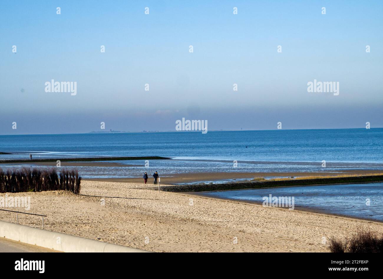 Sulla spiaggia di Cuxhaven, sullo sfondo l'isola di Neuwerk Foto Stock