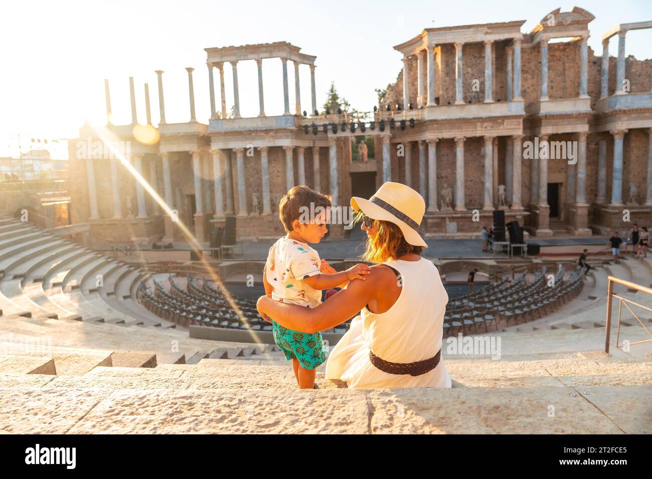 Rovine romane di Merida, una madre con il bambino che visita il Teatro Romano. Extremadura, Spagna Foto Stock