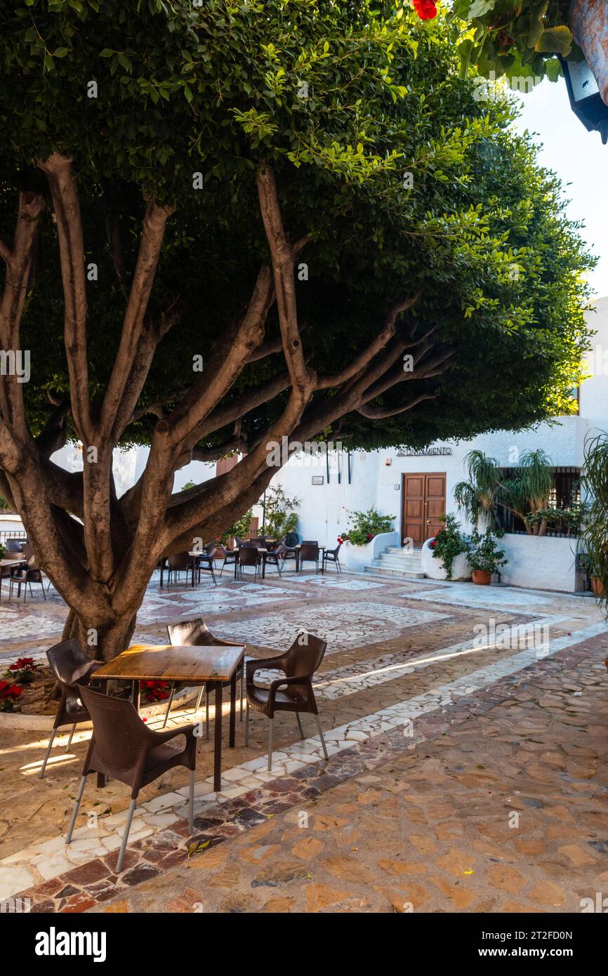 Piazza del Municipio a Mojacar, una città di case bianche sulla cima della montagna. Costa Blanca nel Mar Mediterraneo, Almeria. Spagna Foto Stock