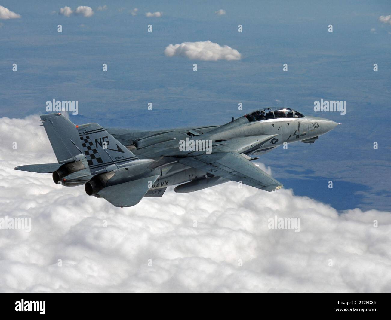 F-14A Tomcat di VF-211 Fighting Checkmate che volano sopra le nuvole. Foto Stock