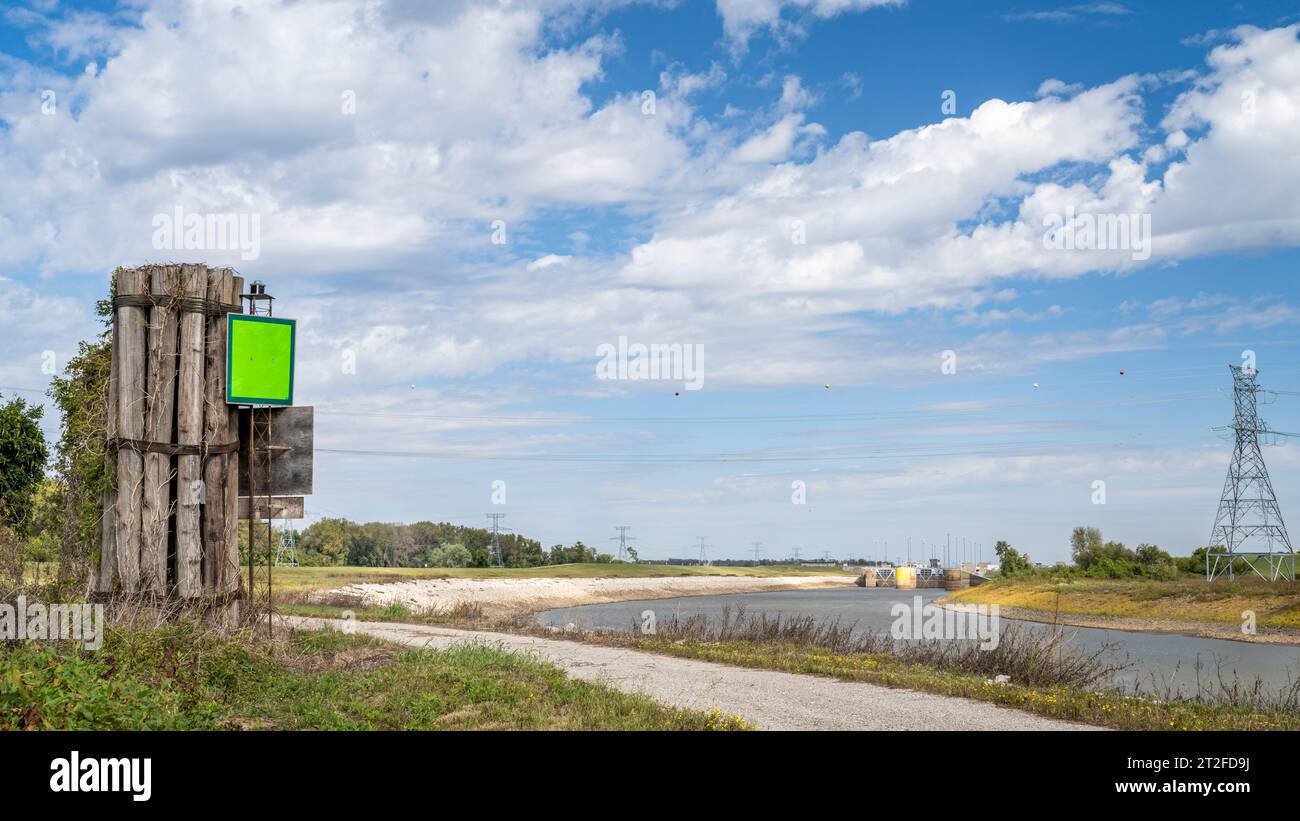 Indicatore di navigazione e Granite City Lock and Dam - Chain of Rocks bypass Canal of Mississippi River Foto Stock Indicatore di navigazione e Granite City Lock and Dam - Chain of Rocks bypass Canal of Mississippi River Foto Stock