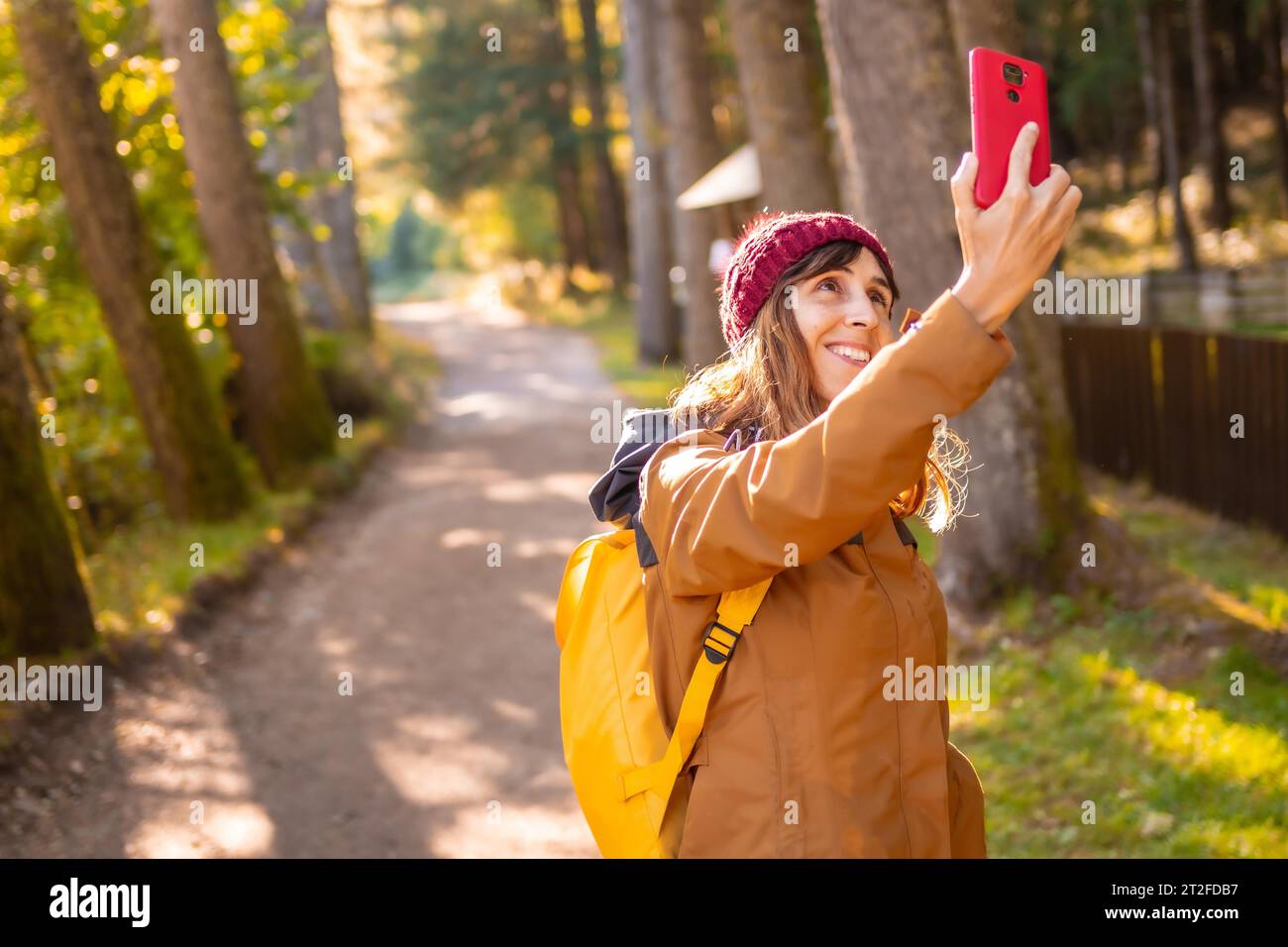 Irati Jungle o in autunno, lifestyle, un blogger che vive nella foresta. Ochagavia, Navarra settentrionale in Spagna, Selva de Irati Foto Stock