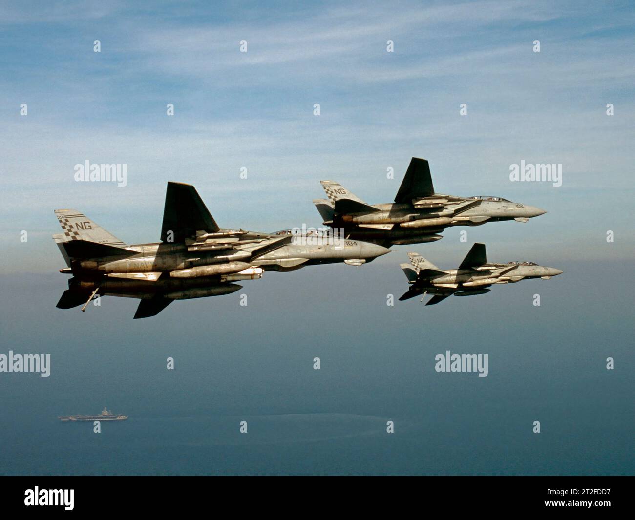 Gli F-14 Tomcats volano sopra la USS Nimitz dopo una missione dell'operazione Southern Watch nel Golfo Persico. Foto Stock
