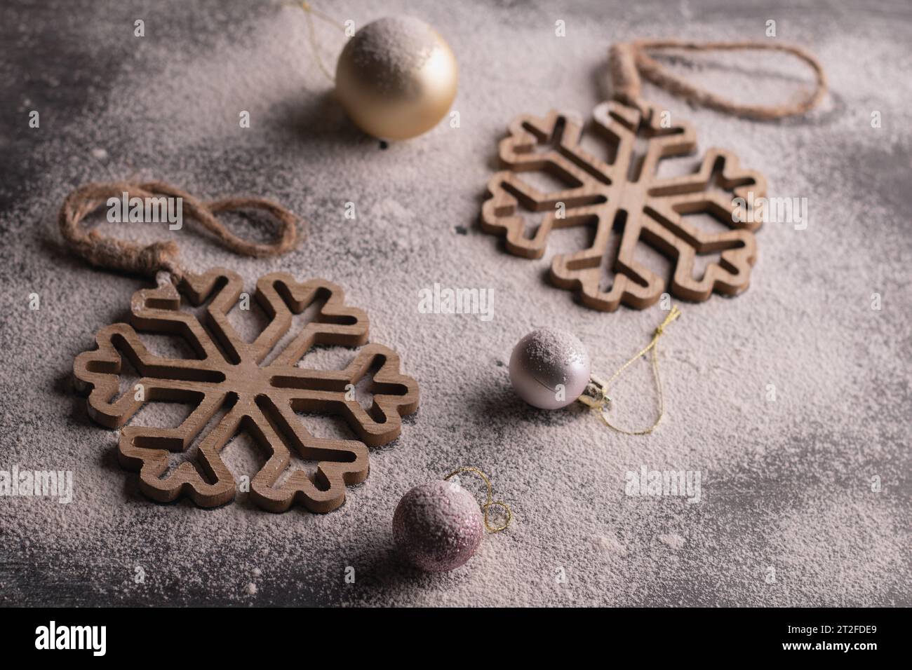 Foto in una fotografia invernale orizzontale, un ornamento natalizio con giocattoli rotondi Una scena della celebrazione di dicembre, gli ornamenti natalizi a forma di sfera la grazia Foto Stock