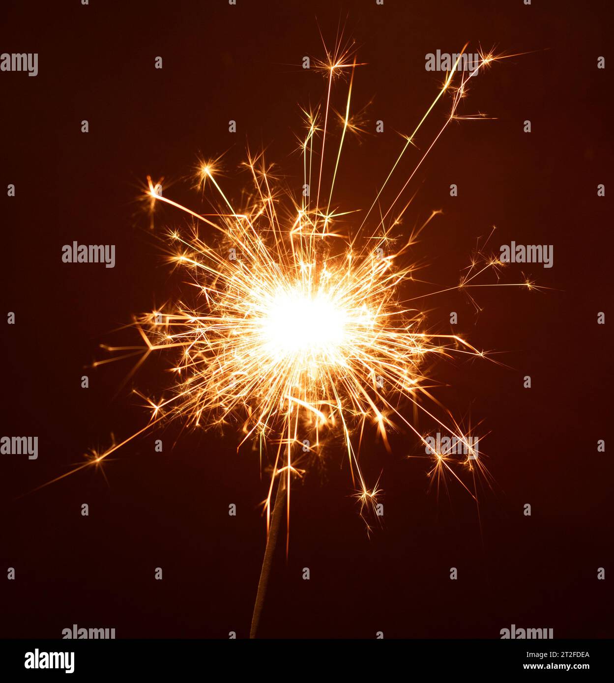 In questa straordinaria fotografia, un brillante Bengala sparkler emette un bagliore scintillante sullo sfondo scuro. Nuovo, anno, primo piano, spazio per le copie, Natale Foto Stock