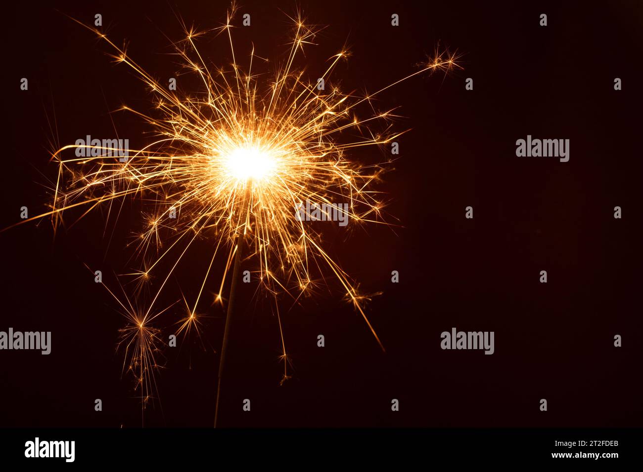 scintillante natalizio a fuoco fotografico isolato su sfondo nero. luminoso, spazio di copia, orizzontale, astratto Foto Stock