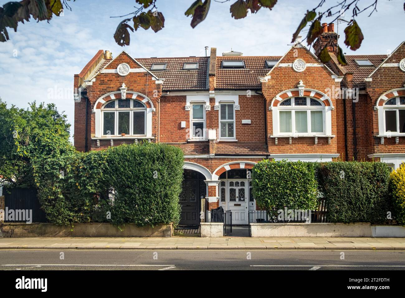 Londra - 9 ottobre 2023: Grande casa a conduzione familiare in Fulham Palace Road SW6 Foto Stock