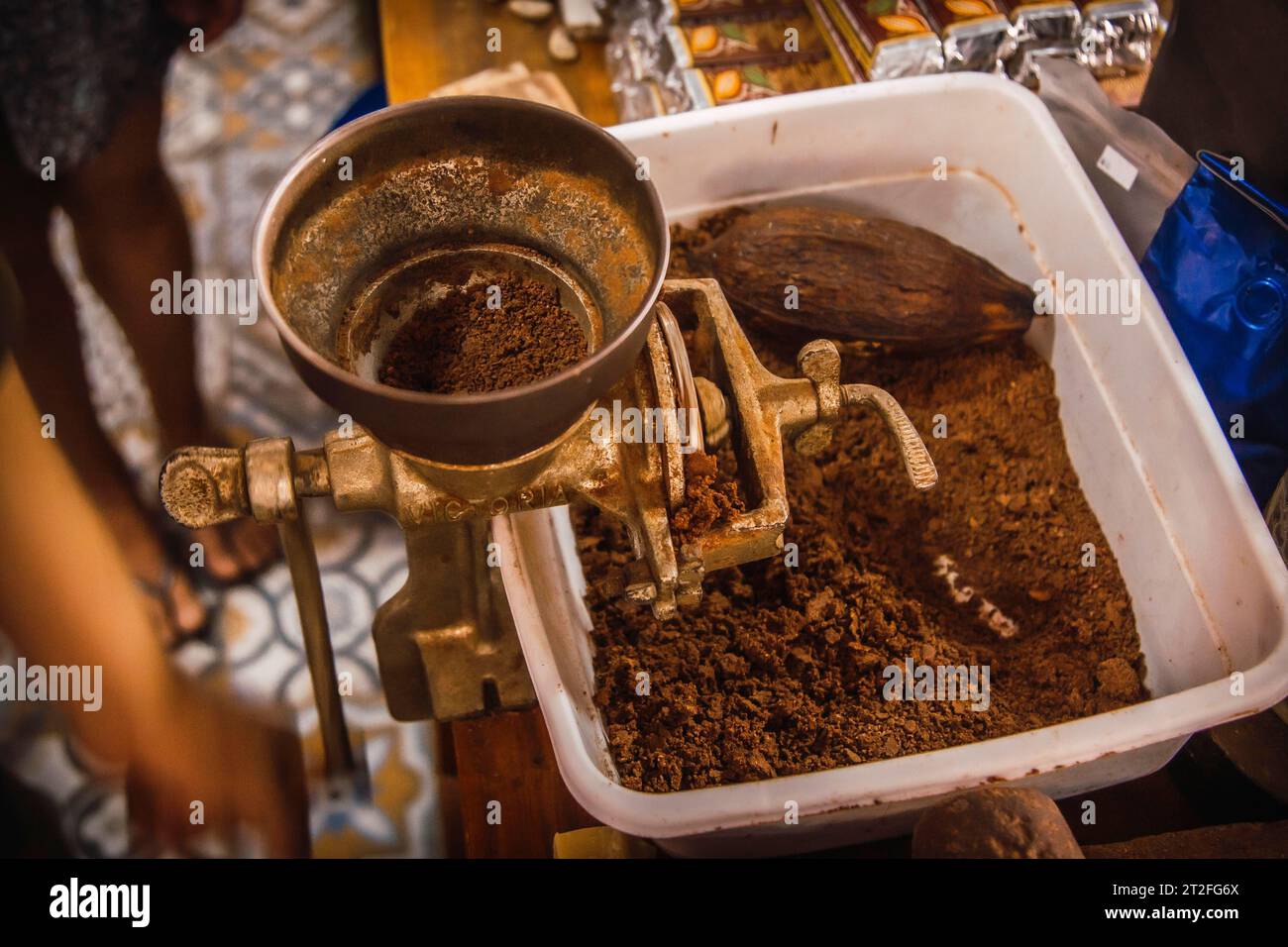 Cacao arrosto al cioccolato naturale macinato su Roatan Island. Honduras Foto Stock