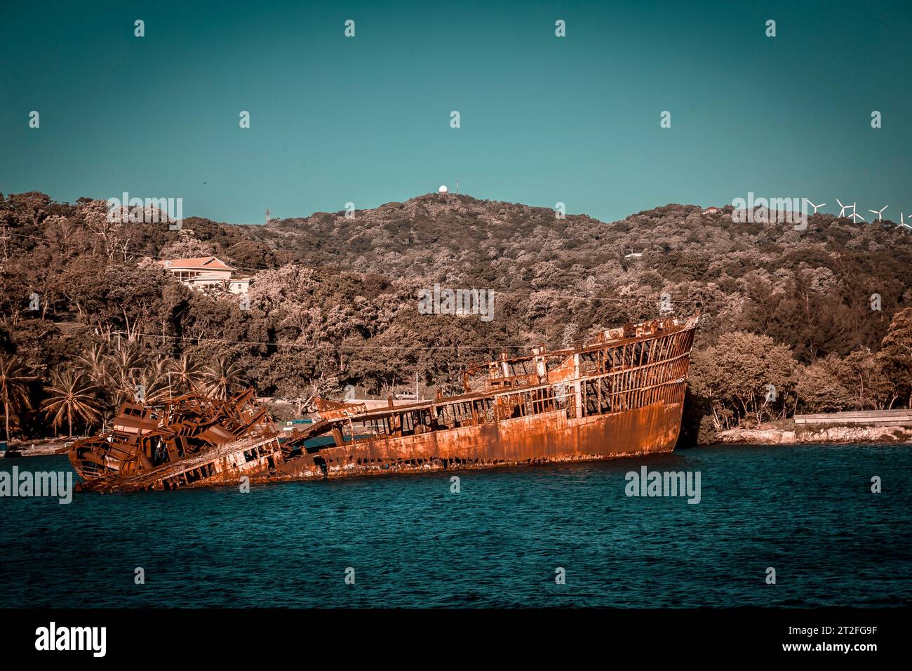 Barca con roccia abbandonata nel porto di Roatan. Honduras Foto Stock