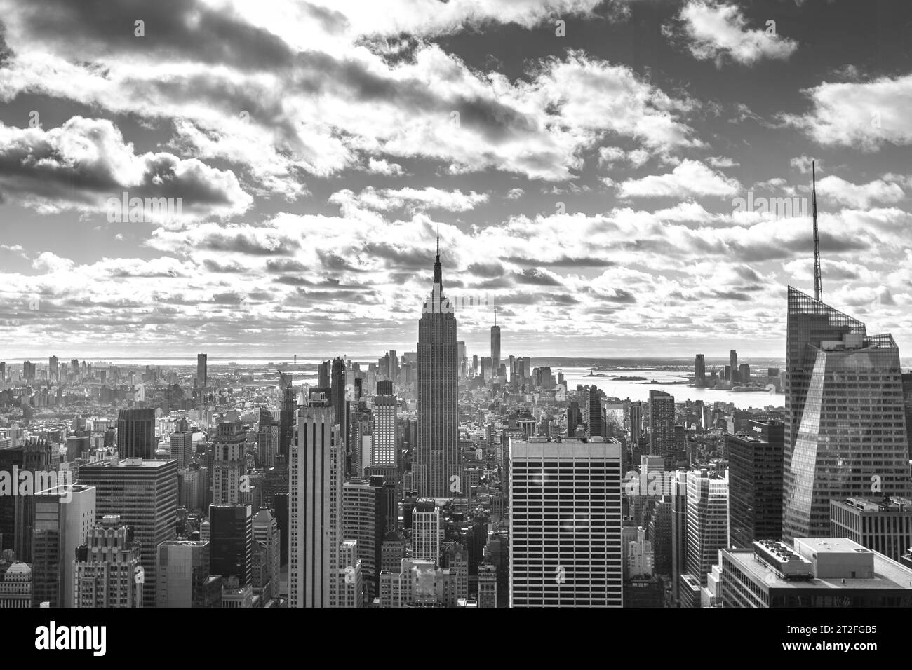 New York, Stati Uniti Â», 5 gennaio 2020: Top of the Rock a New York, splendida vista sull'Empire State e sui suoi dintorni. Bianco e nero Foto Stock