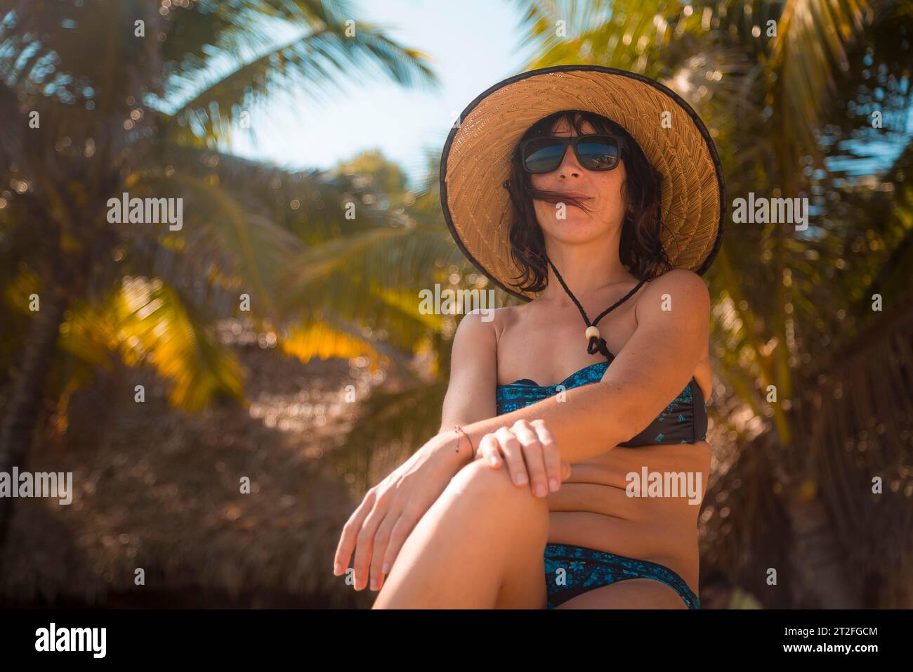 Tela, Honduras Â», gennaio 2020: Un giovane turista europeo con un cappello sulla spiaggia di Punta Sal a Tela Foto Stock