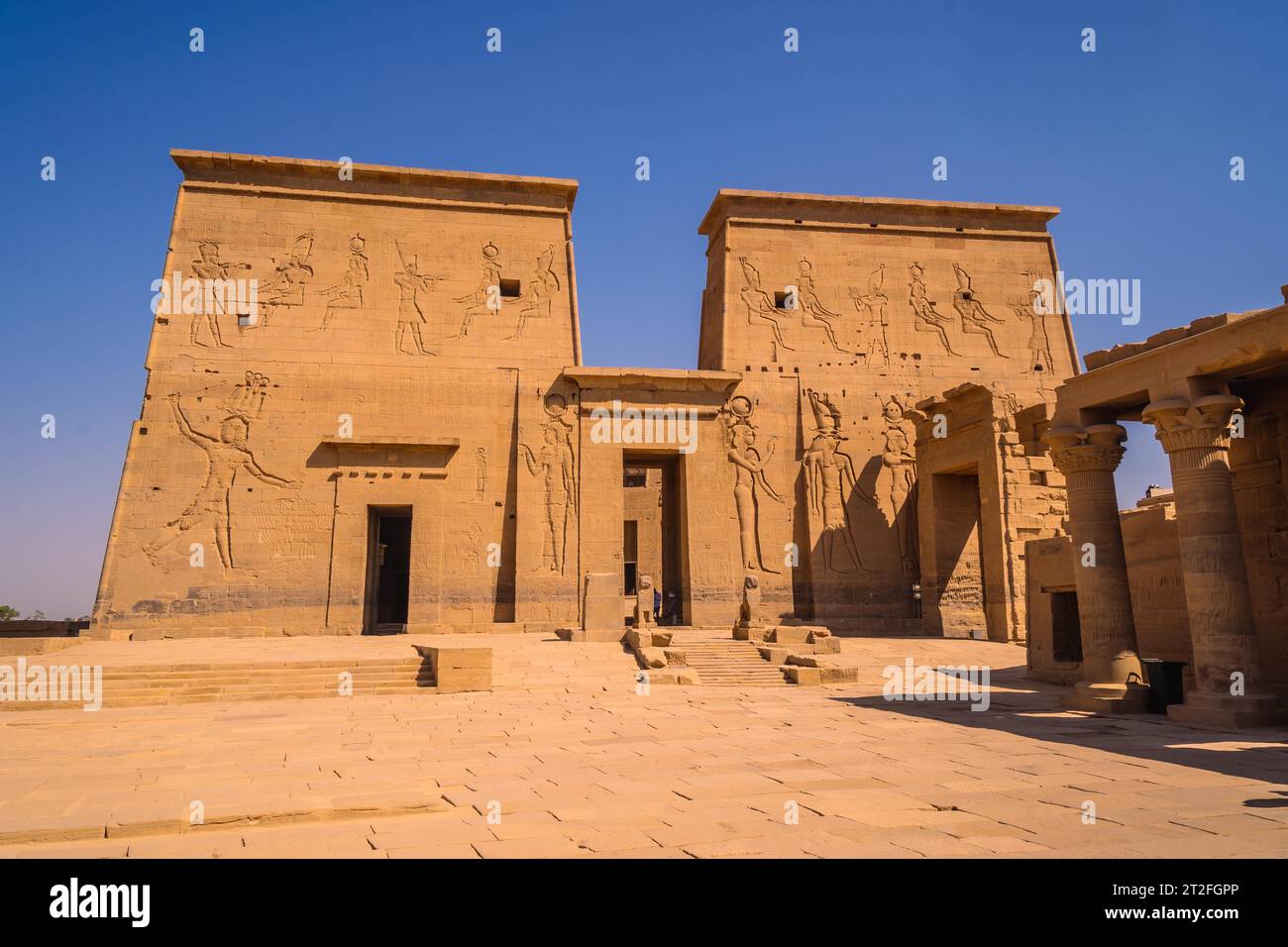 Un giovane turista europeo al Tempio di file, una costruzione greco-romana vista dal fiume Nilo, un tempio dedicato a Iside, dea dell'amore. Foto Stock