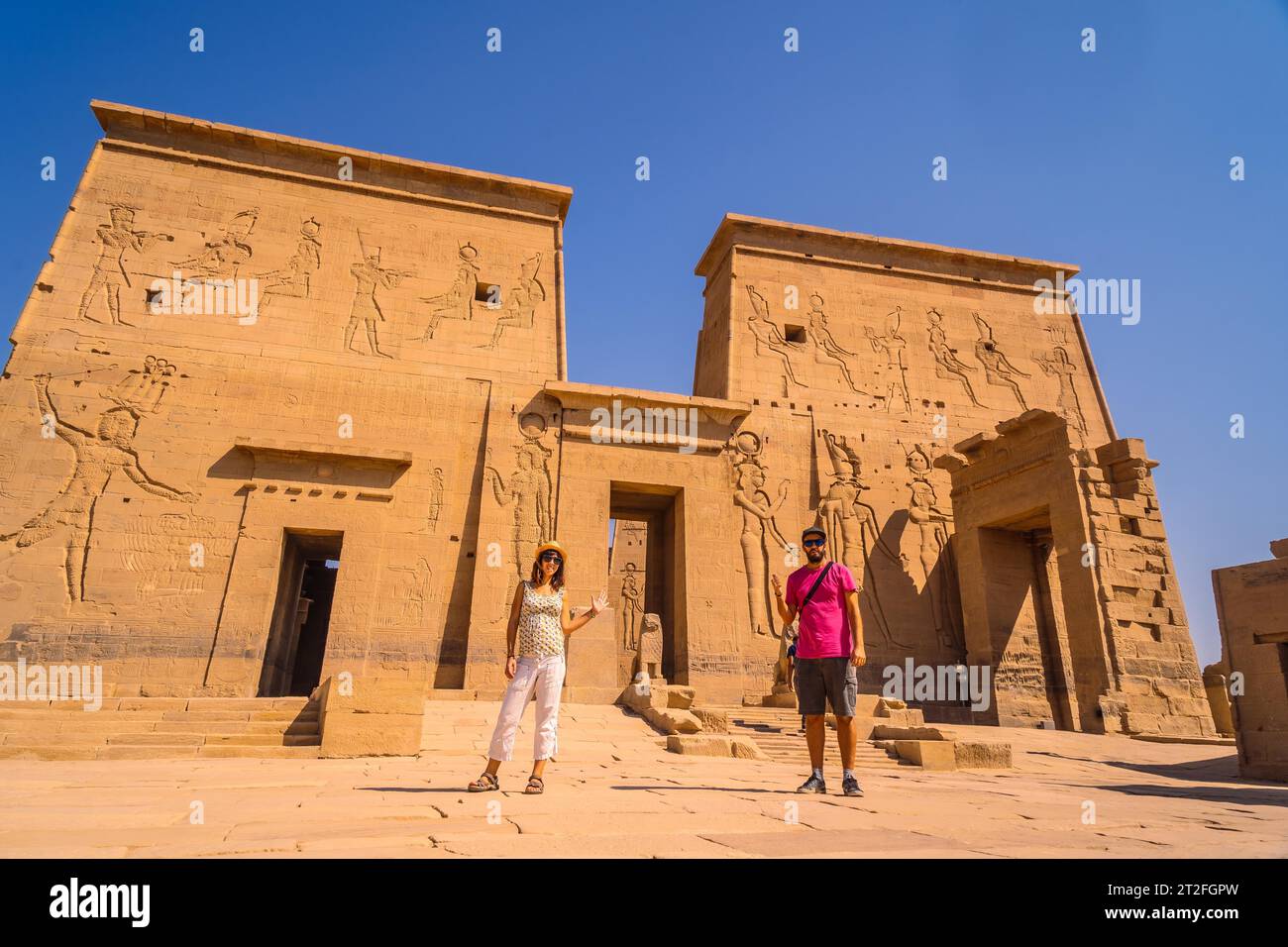 Un paio di turisti al Tempio di file, una costruzione greco-romana vista dal fiume Nilo, un tempio dedicato a Iside, dea dell'amore. Foto Stock