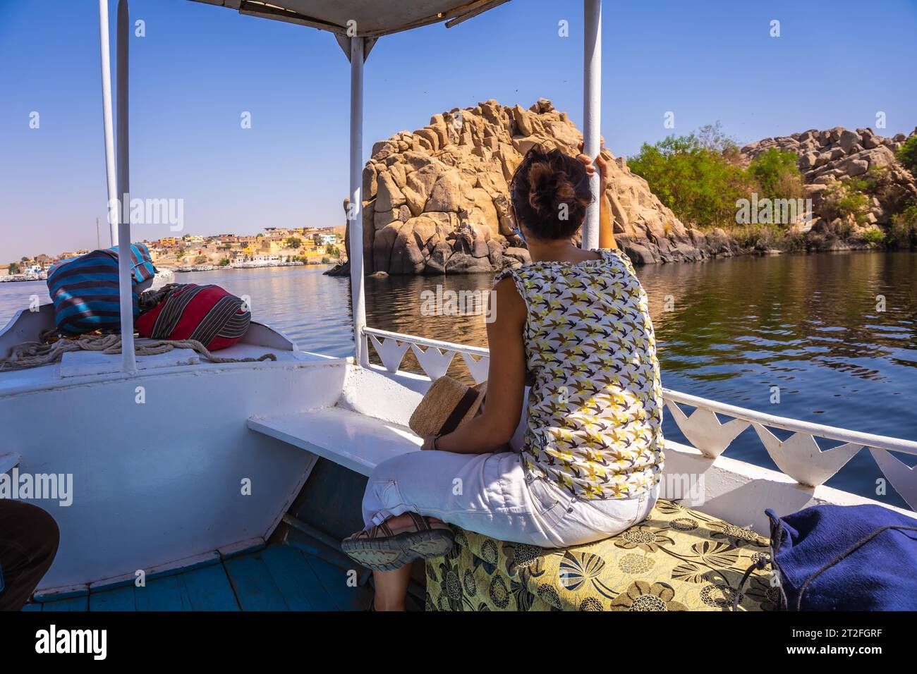 Una giovane donna che viaggia in barca sul Nilo verso il tempio di file dedicato a Iside, dea dell'amore. Assuan. Egiziano Foto Stock
