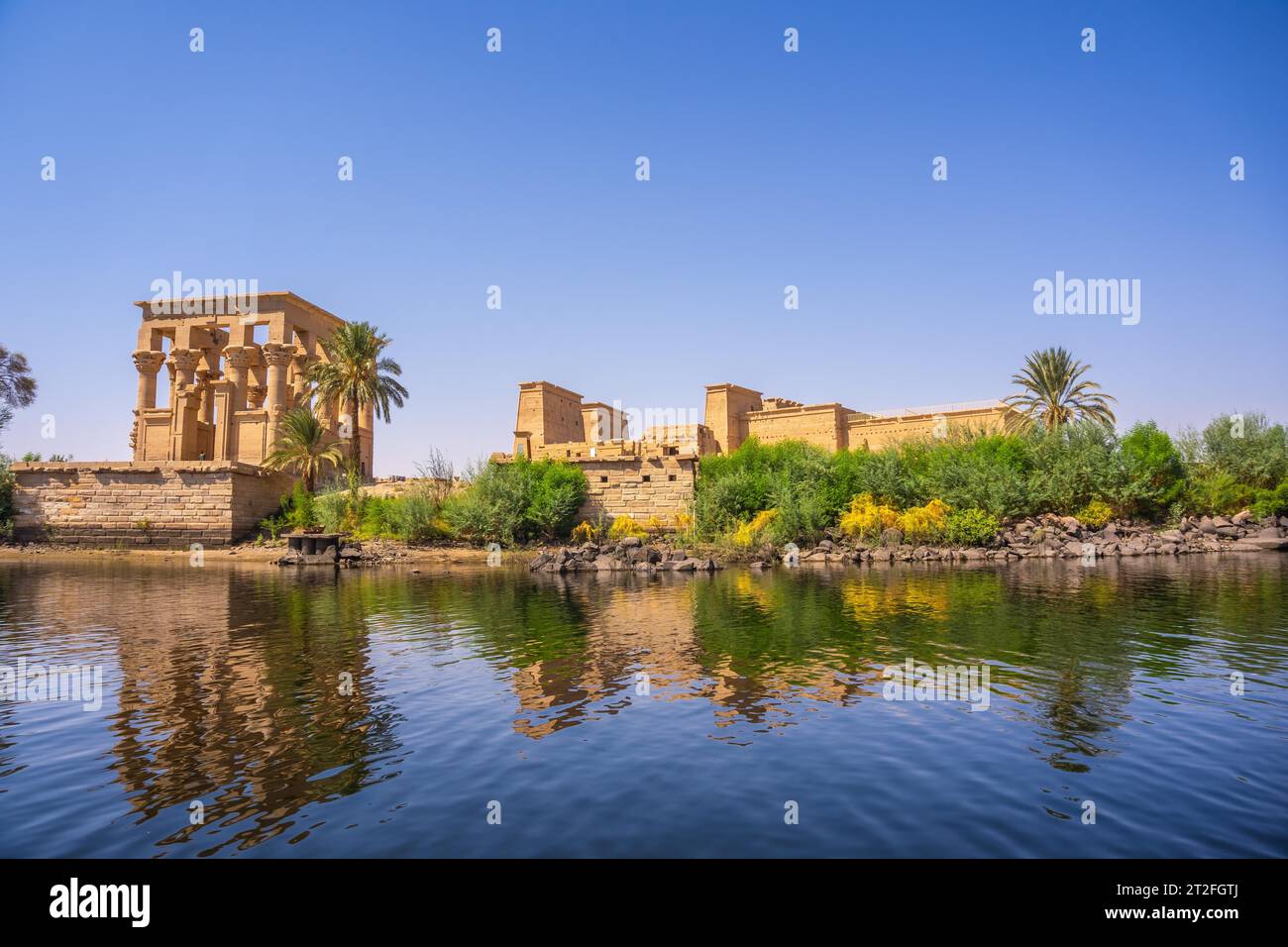 Il bellissimo tempio di file e gli edifici greco-romani visti dal fiume Nilo, un tempio dedicato a Iside, dea dell'amore. Assuan. Egiziano Foto Stock