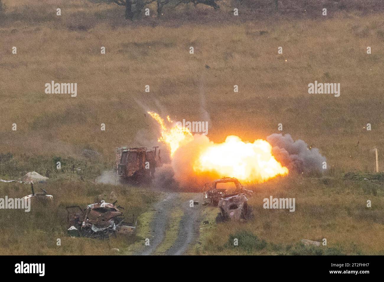 Il sistema anticarro FGM-148 Javelin colpisce un bersaglio durante un'esercitazione di preparazione della missione di spiegamento per il 123° battaglione di fanteria a Glen of Imaal, Co Wicklow. 334 soldati delle forze di difesa irlandesi, insieme a nove soldati delle forze armate di Malta - che insieme costituiscono il 123° Battaglione di fanteria - stanno entrando nella fase finale di addestramento in preparazione del loro imminente dispiegamento presso la forza interinale delle Nazioni Unite in Libano (UNIFIL), a partire dal sud del Libano a novembre. Data immagine: Giovedì 19 ottobre 2023. Foto Stock