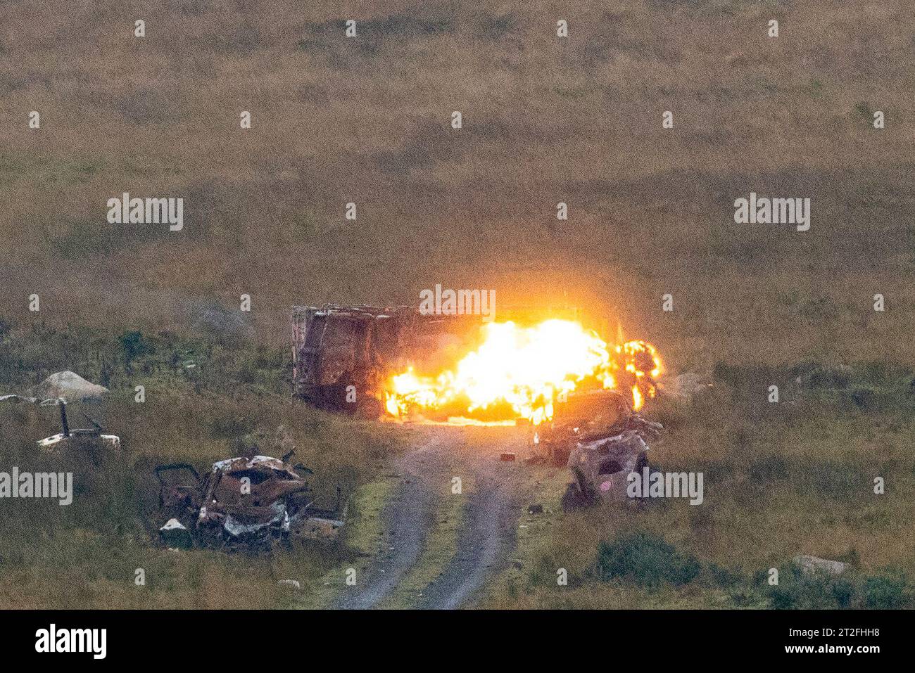 Il sistema anticarro FGM-148 Javelin colpisce un bersaglio durante un'esercitazione di preparazione della missione di spiegamento per il 123° battaglione di fanteria a Glen of Imaal, Co Wicklow. 334 soldati delle forze di difesa irlandesi, insieme a nove soldati delle forze armate di Malta - che insieme costituiscono il 123° Battaglione di fanteria - stanno entrando nella fase finale di addestramento in preparazione del loro imminente dispiegamento presso la forza interinale delle Nazioni Unite in Libano (UNIFIL), a partire dal sud del Libano a novembre. Data immagine: Giovedì 19 ottobre 2023. Foto Stock