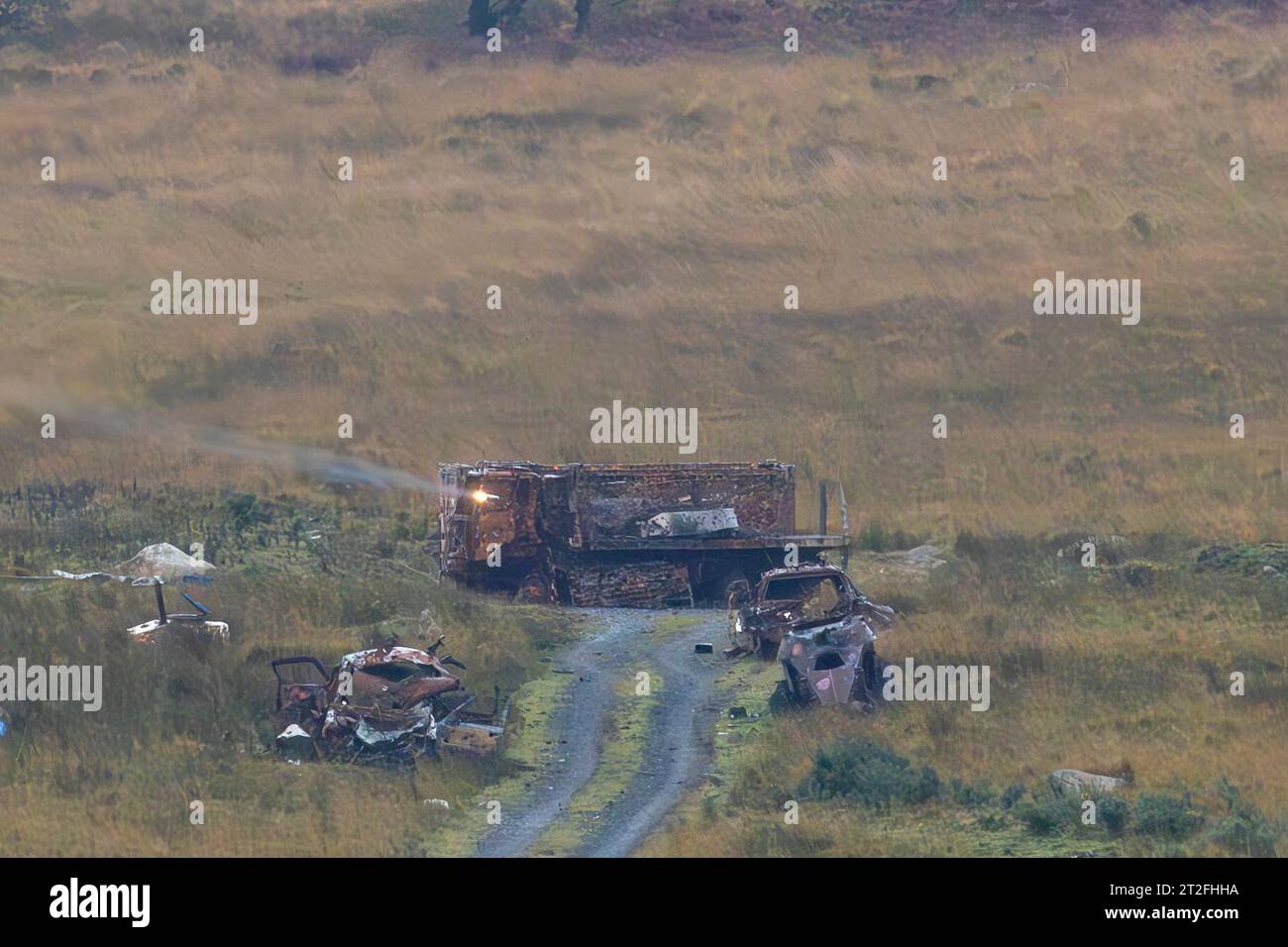 FGM-148 Javelin sistema anticarro a metà volo durante un'esercitazione di preparazione della missione di dispiegamento per il 123° battaglione di fanteria a Glen of Imaal, Co Wicklow. 334 soldati delle forze di difesa irlandesi, insieme a nove soldati delle forze armate di Malta - che insieme costituiscono il 123° Battaglione di fanteria - stanno entrando nella fase finale di addestramento in preparazione del loro imminente dispiegamento presso la forza interinale delle Nazioni Unite in Libano (UNIFIL), a partire dal sud del Libano a novembre. Data immagine: Giovedì 19 ottobre 2023. Foto Stock