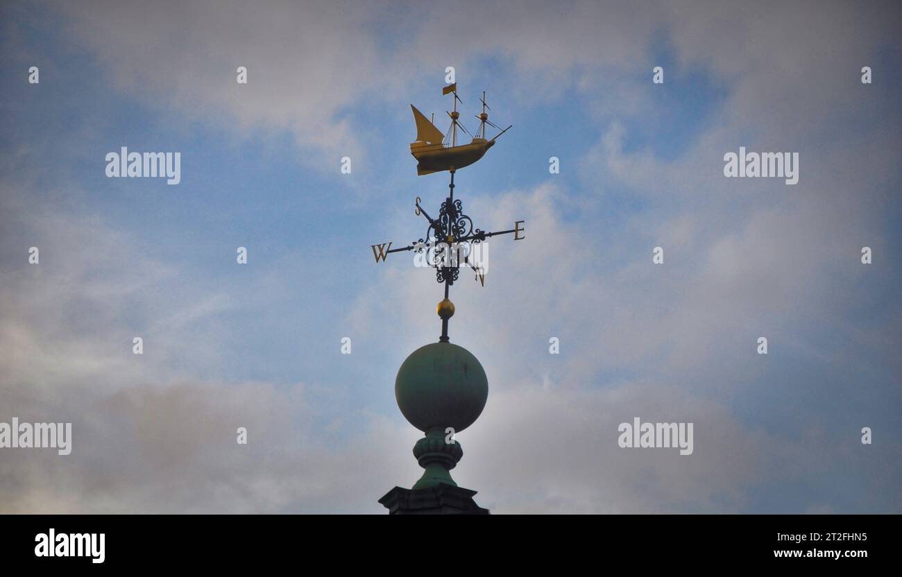 Paletta del vento in metallo a forma di barca. Foto Stock