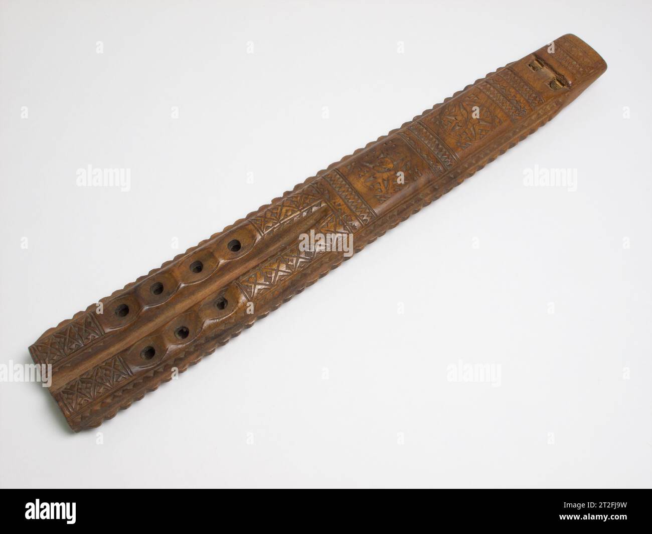 Doppio flauto in legno ungherese d'epoca con decorazioni intagliate a mano. Lo strumento musicale misura 33 cm di lunghezza. Foto Stock