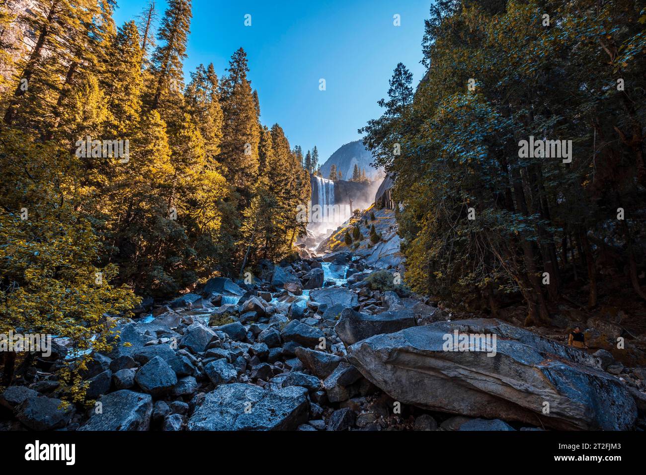 Cascate Vernal Falls del Parco Nazionale di Yosemite, foto dal fiume da dove è possibile vedere la prima cascata con ritocchi autunnali. California Foto Stock