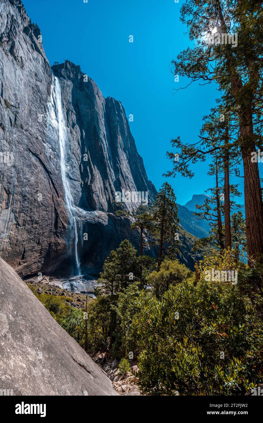 Cascata superiore di Yosemite, ammirando la vista della cascata dal basso. California, Stati Uniti Foto Stock