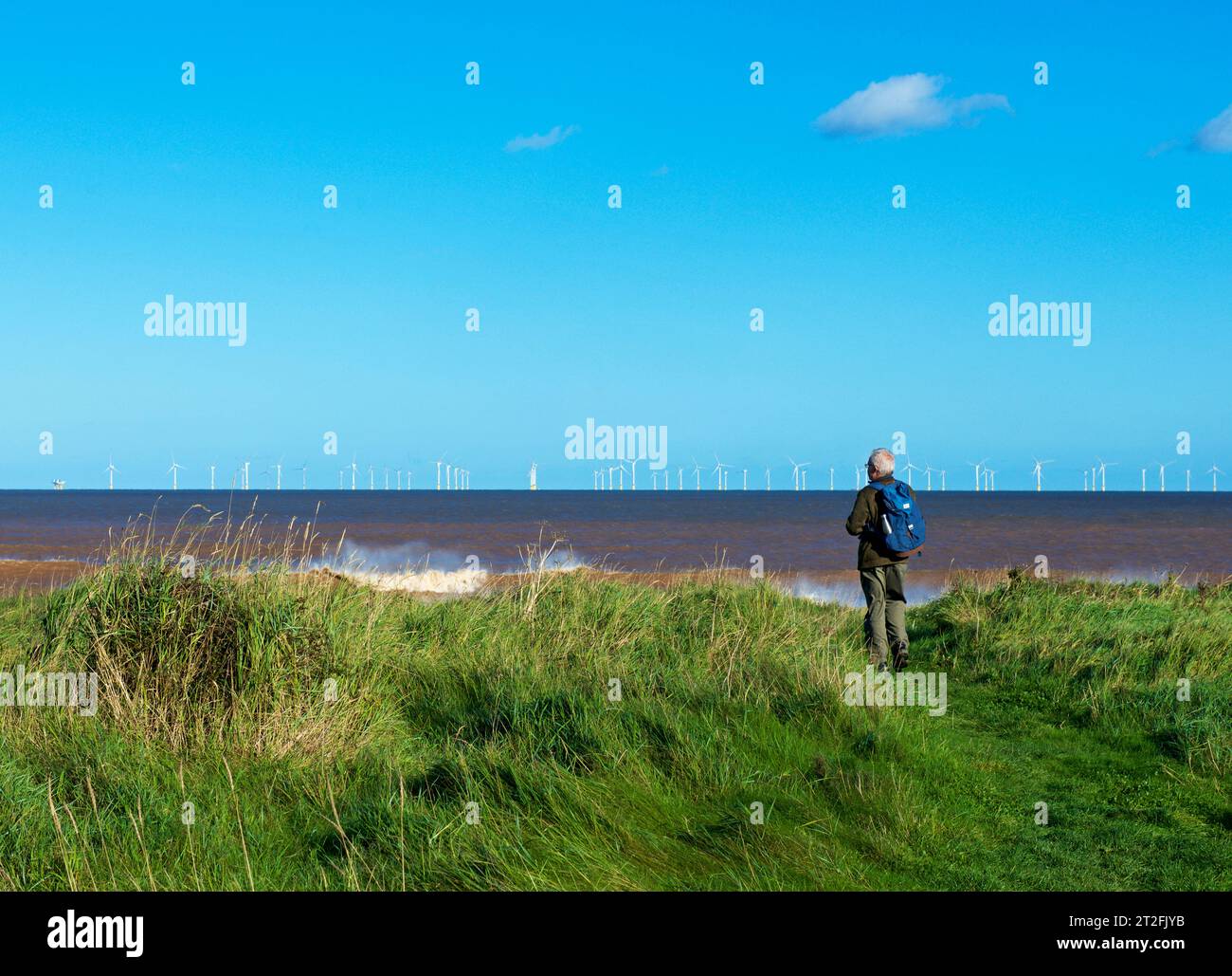 Uomo in piedi al mare a Spurn Head, Holderness, East Yorkshire, Inghilterra Regno Unito Foto Stock