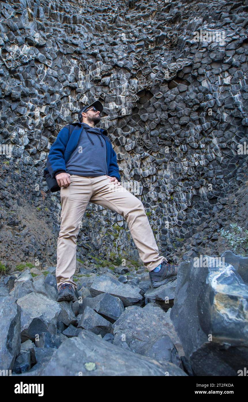 Un ragazzo dalle fantastiche forme di pietra sul sentiero di trekking Jokulsargljufur, Islanda Foto Stock