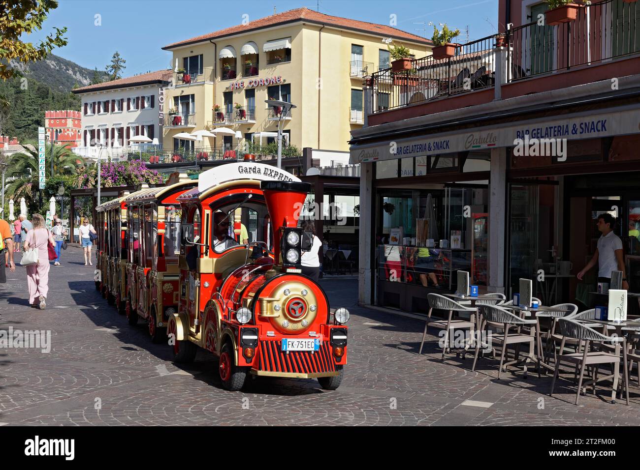 Funicolare sul lungolago, treno turistico, Garda, Lago di Garda, Veneto, provincia di Verona, Italia Foto Stock