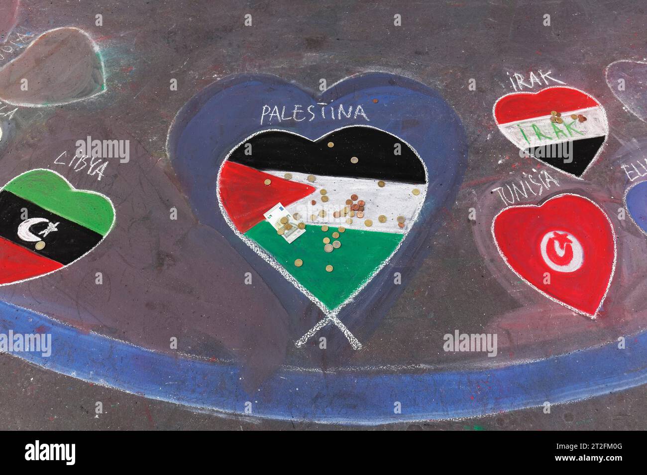 Bandiera palestinese dipinta come un cuore per la strada, con monete e banconote, donazioni per la Palestina nella guerra contro Israele, aiuti di emergenza a Gaza Foto Stock