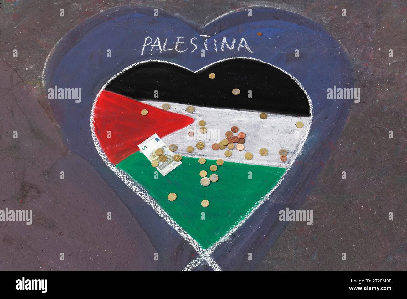 Bandiera palestinese dipinta come un cuore per la strada, con monete e banconote, donazioni per la Palestina nella guerra contro Israele, aiuti di emergenza Gaza, Düs Foto Stock