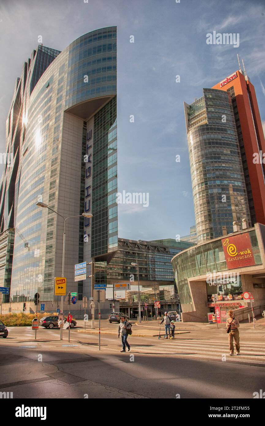 Tech Gate Tower (a sinistra), Andromeda Tower (a destra), Vienna International Centre VIC, Internationales Zentrum Wien, spesso sinonimo di Foto Stock