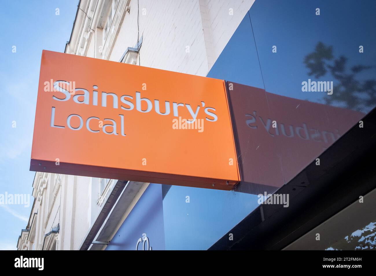 Londra - 10 ottobre 2023: Sainsbury's Local, filiale di supermercato britannico, logo/segnaletica esterna Foto Stock