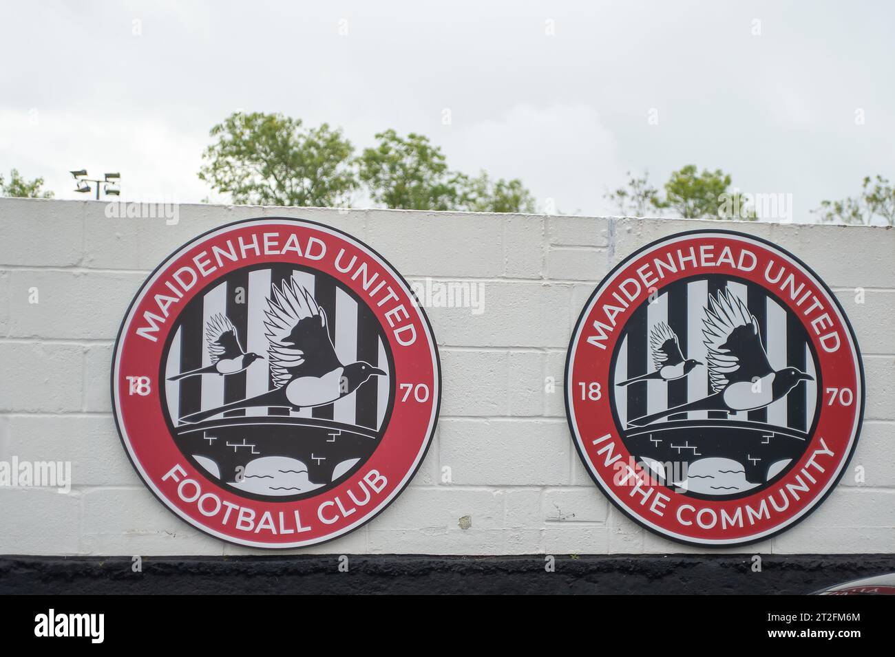 Maidenhead, Regno Unito. 19 ottobre 2023. Il Maidenhead United Football Club (MUFC) minaccia di intraprendere azioni legali per presunta violazione del contratto. I MUFC (nella foto) hanno sede nel club di York Road, Maidenhead, Berkshire per oltre 150 anni. Il Club ha intenzione di trasferirsi a Braywick Park a Maidenhead e secondo quanto riferito ha acquistato terreni nel parco per £ 460.000 nel 2022, tuttavia, ora sono stati fermati dal Gabinetto del Royal Borough of Windsor & Maidenhead in quanto sarebbe una perdita di spazio pubblico. Braywick Park include una riserva naturale ed è un importante habitat naturale e molto amato Foto Stock