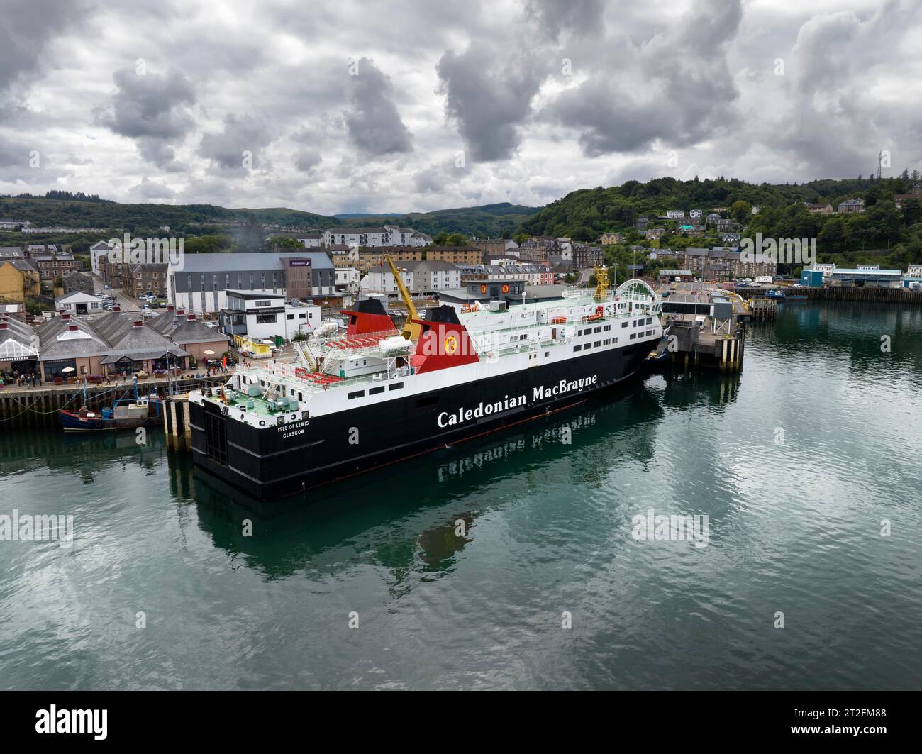 Vista aerea della città portuale di Oban con il traghetto MV Isle of Lewis che opera un servizio di linea tra Oban e l'Isola di barra, Argyll e Bute Foto Stock