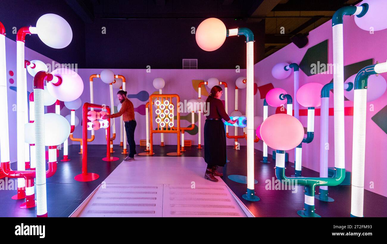 Londra, Regno Unito. 19 ottobre 2023. I membri del personale interagiscono con il Musical Playground, un'installazione appositamente commissionata per consentire ai visitatori di suonare con beat, armonie e melodia, in anteprima di "Turn IT Up: The power of Music", una mostra interattiva al Museo della Scienza che esplora come la musica modella la nostra vita. La mostra si svolge dal 19 ottobre al 6 maggio 2024. Crediti: Stephen Chung / Alamy Live News Foto Stock