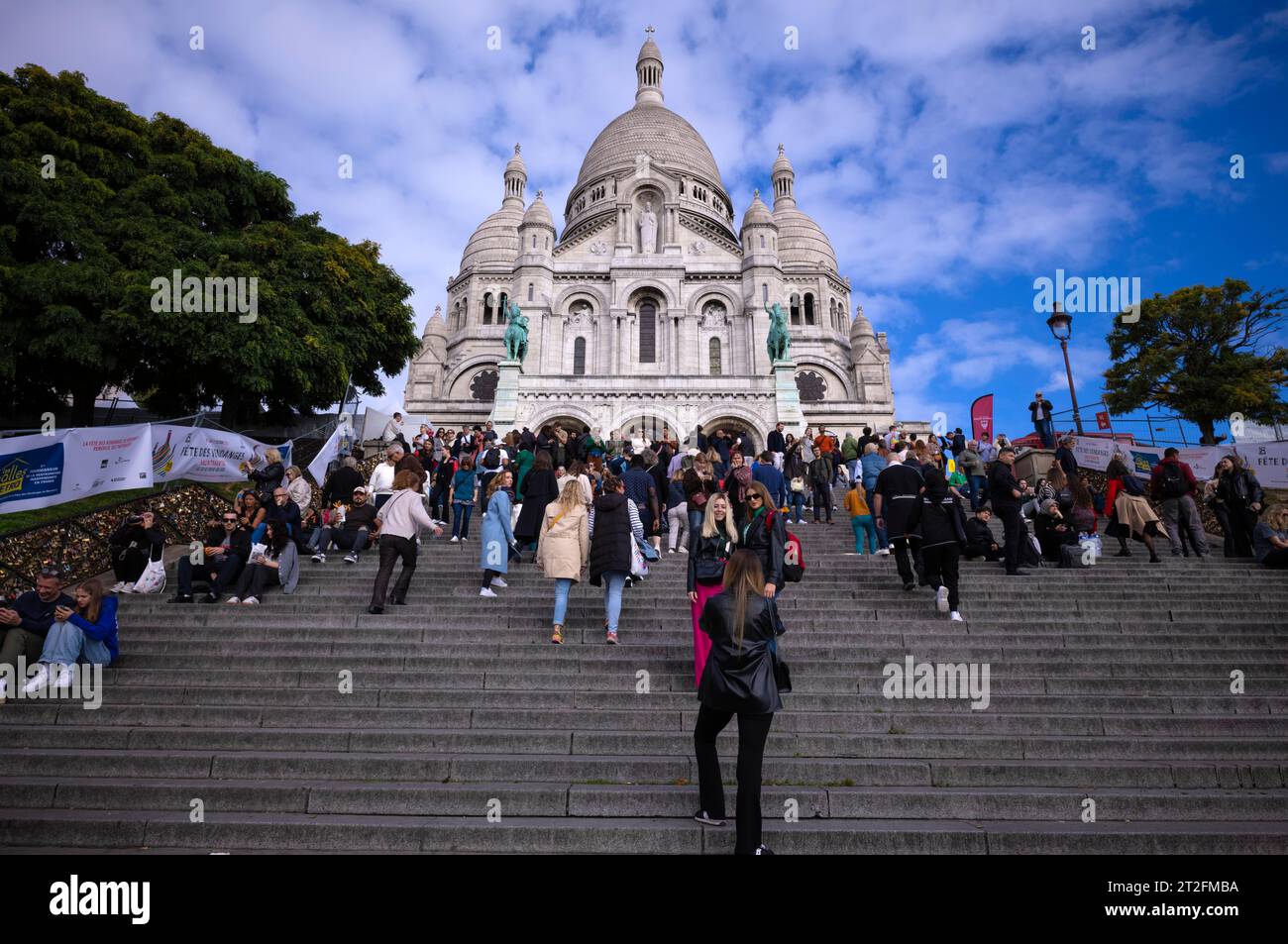 Turisti, turismo di massa, Basilica del Sacro cuore, Montmartre, Parigi, Francia Foto Stock