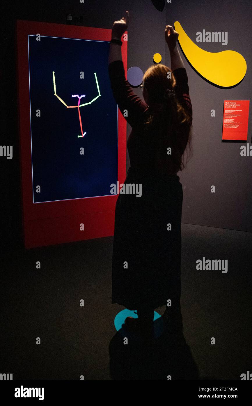 Londra, Regno Unito. 19 ottobre 2023. Un membro dello staff interagisce con lo specchio digitale «Boogie to the Beat», che traccia la danza in anteprima di «Turn IT Up: The power of Music», una mostra interattiva al Museo della Scienza che esplora come la musica modella le nostre vite. La mostra si svolge dal 19 ottobre al 6 maggio 2024. Crediti: Stephen Chung / Alamy Live News Foto Stock