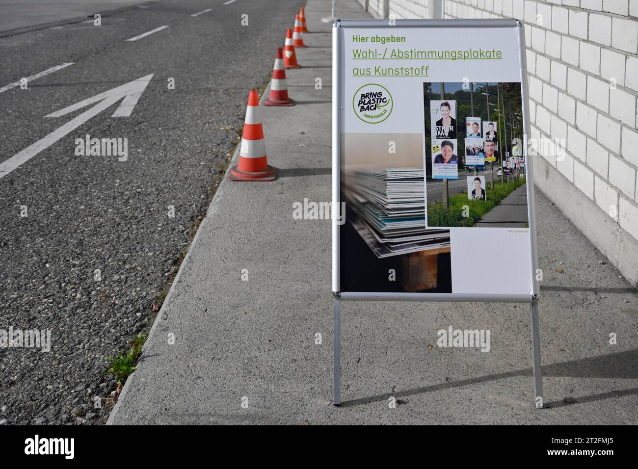 Pubblicazione di poster elettorali in plastica per lo smaltimento Foto Stock