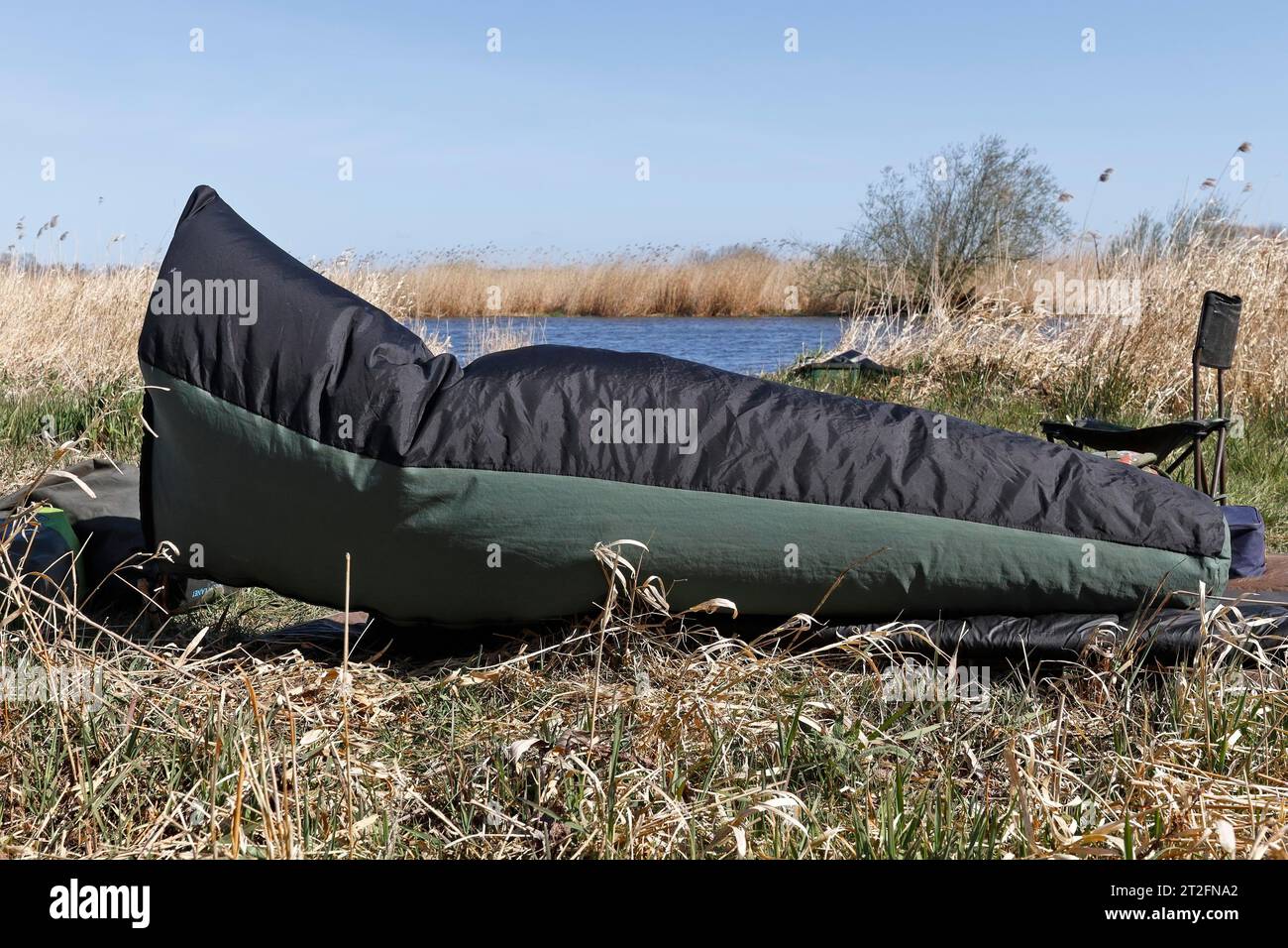 Rappresentazione del vento forte per mezzo di un sacco di bivacco, Parco naturale del paesaggio del fiume Peene Valley, Meclemburgo-Pomerania occidentale, Germania Foto Stock