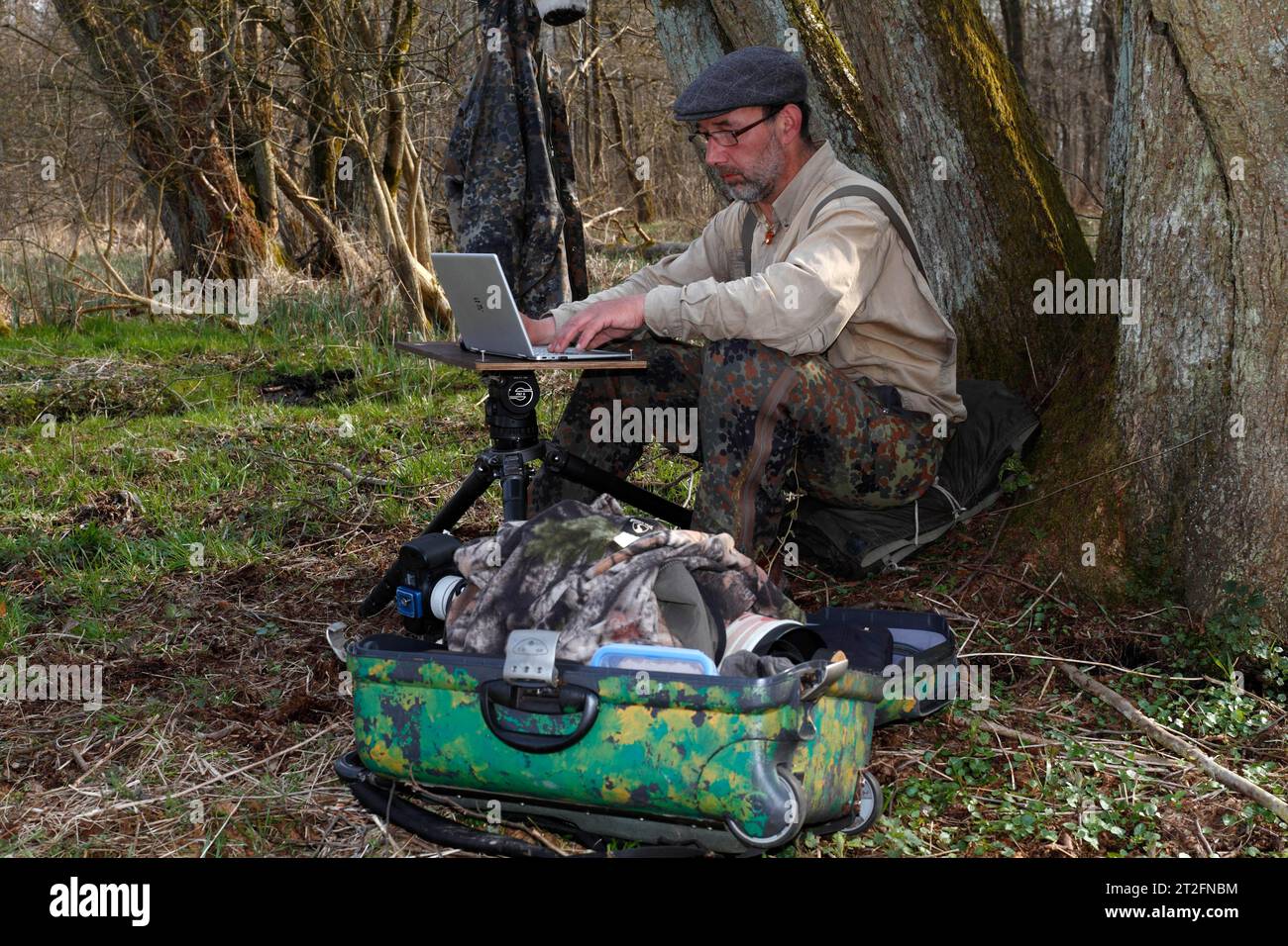 Fotografo del parco naturale al lavoro, metodi di un fotografo della natura, lavoro d'ufficio nella natura, backup dei dati, Naturpark Flusslandschaft Peenetal Foto Stock