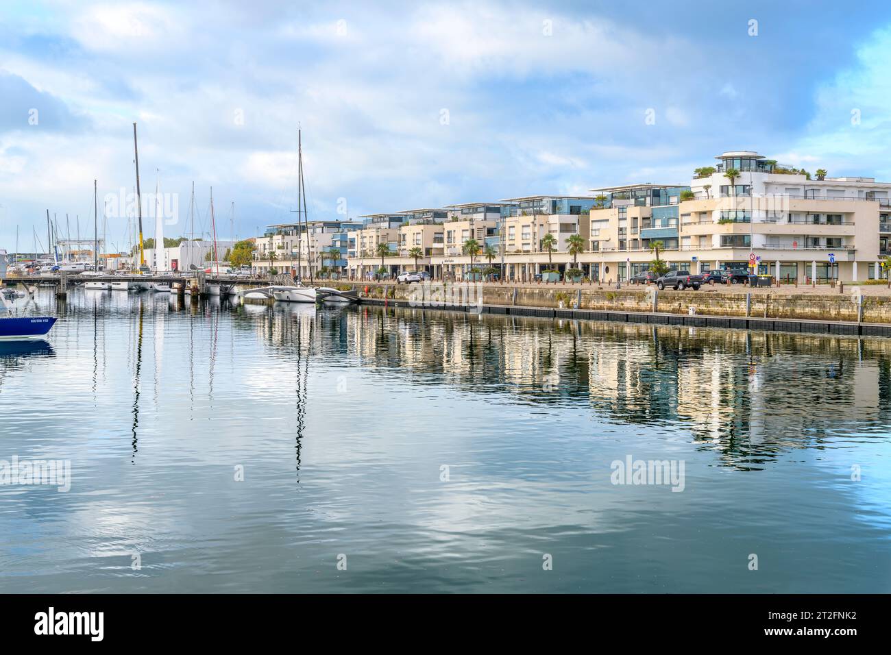 Appartamenti moderni affacciati sul porticciolo turistico con yacht e barche nella splendida cittadina di mare di la Rochelle, sulla costa occidentale della Francia. Foto Stock