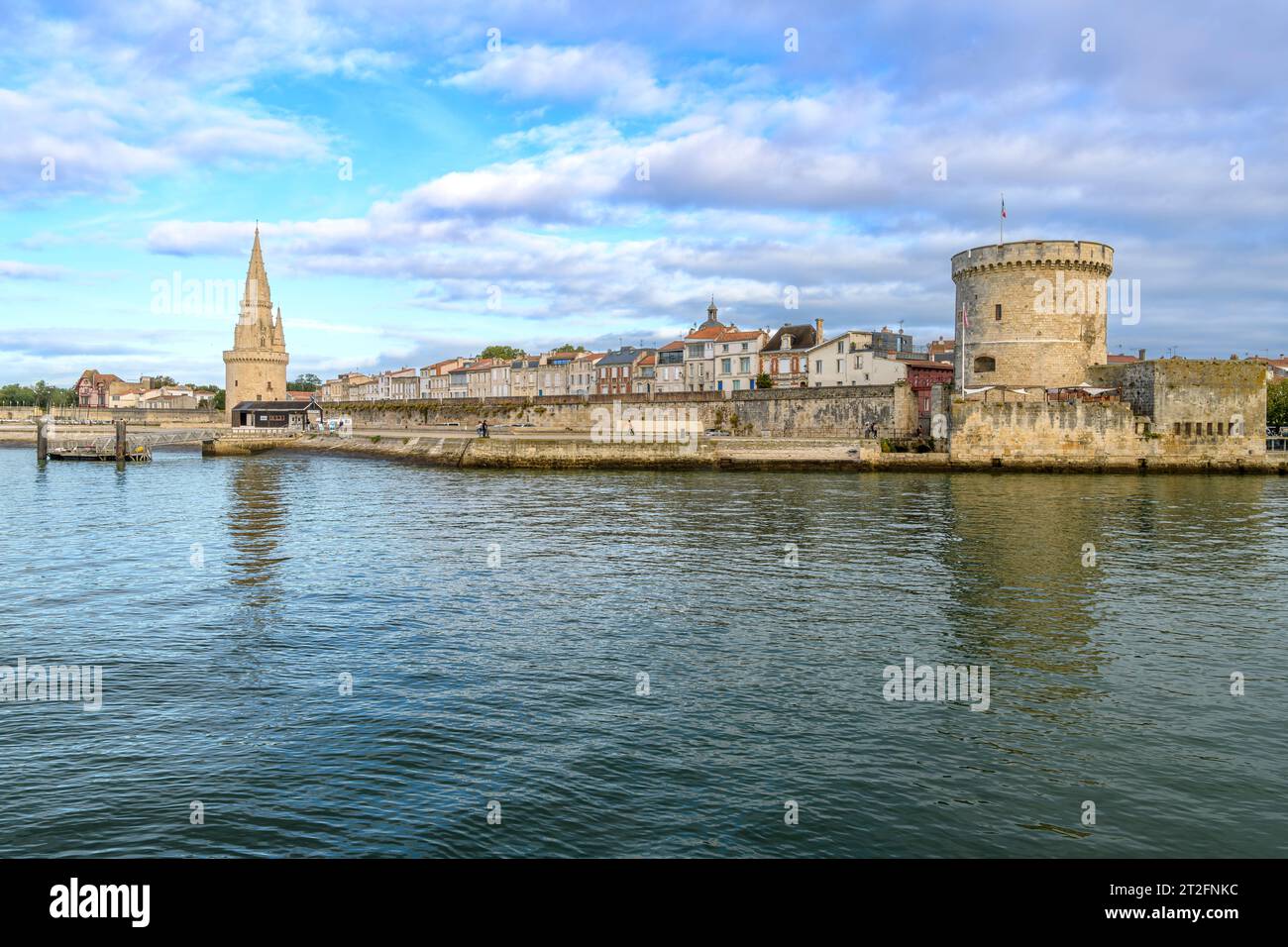 Il porto vecchio nella splendida cittadina di mare di la Rochelle, sulla costa occidentale della Francia. Un'attrazione turistica con yacht e barche da pesca. Foto Stock
