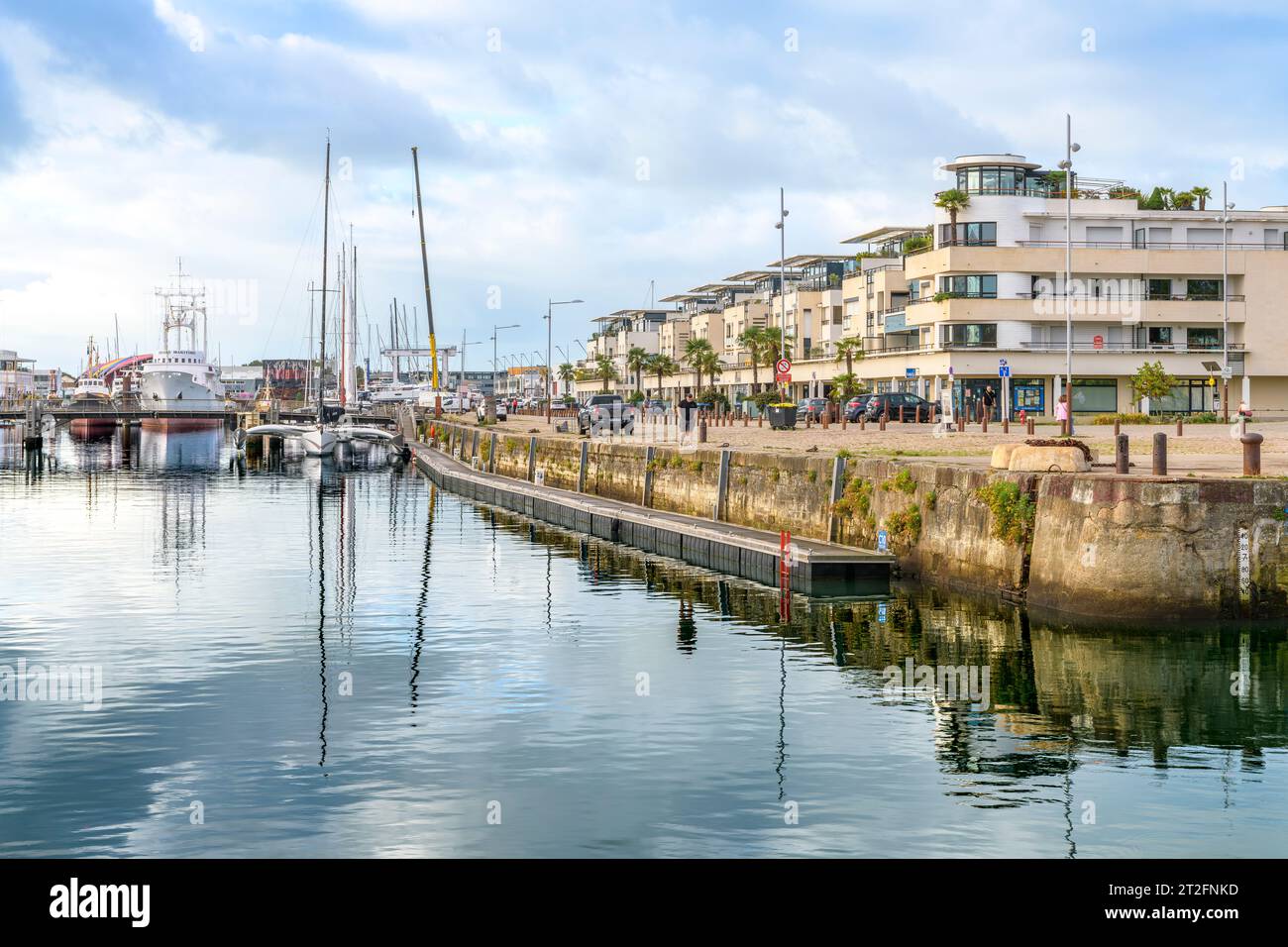 Appartamenti moderni affacciati sul porticciolo turistico con yacht e barche nella splendida cittadina di mare di la Rochelle, sulla costa occidentale della Francia. Foto Stock