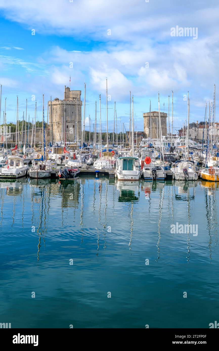 Il porto vecchio nella splendida cittadina di mare di la Rochelle, sulla costa occidentale della Francia. Un'attrazione turistica con yacht e barche da pesca. Foto Stock