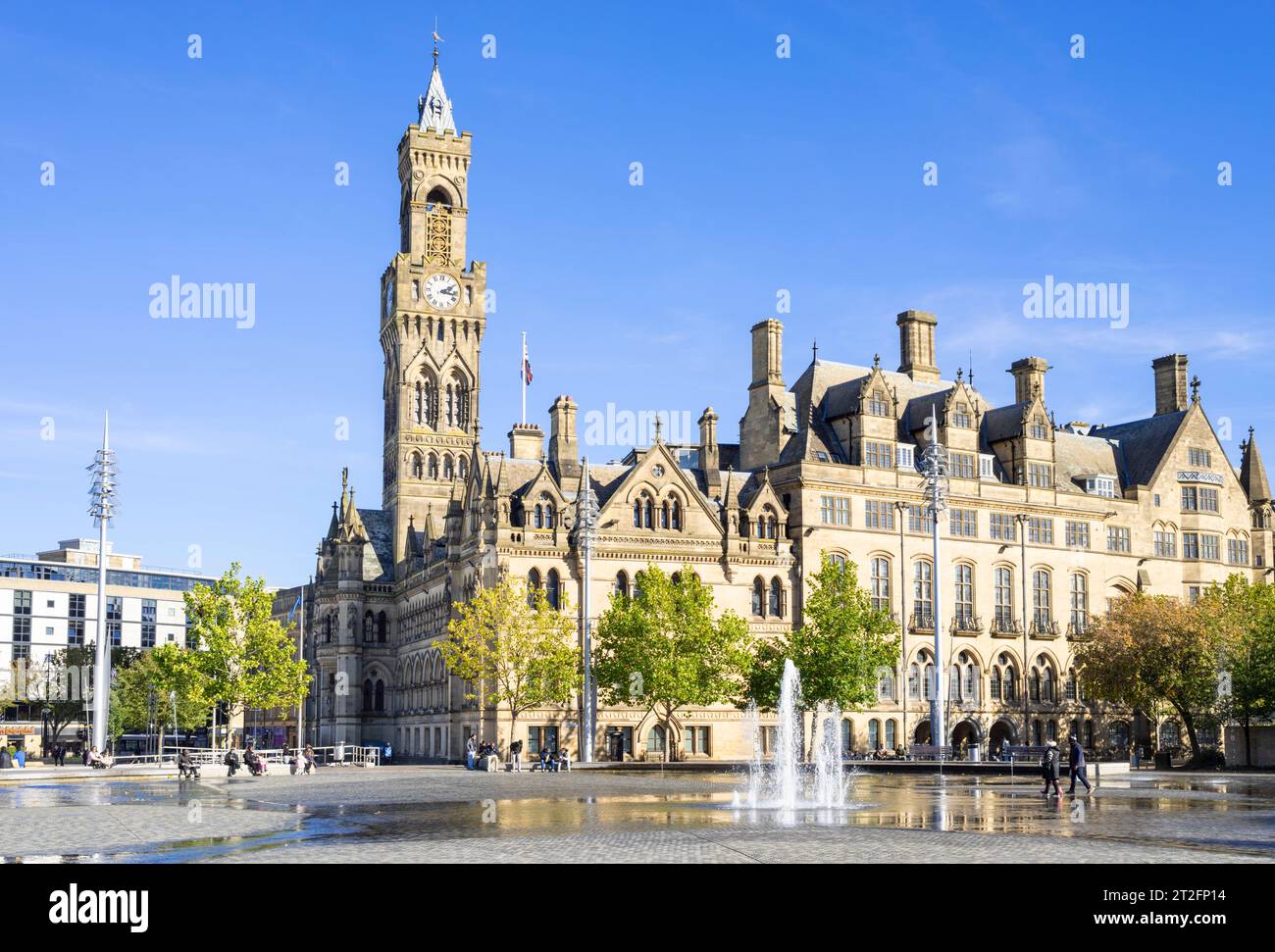La torre dell'orologio del municipio di Bradford o il municipio di Bradford nel centro di Bradford Centenary Square con fontane Bradford Yorkshire Inghilterra Regno Unito GB Europa Foto Stock