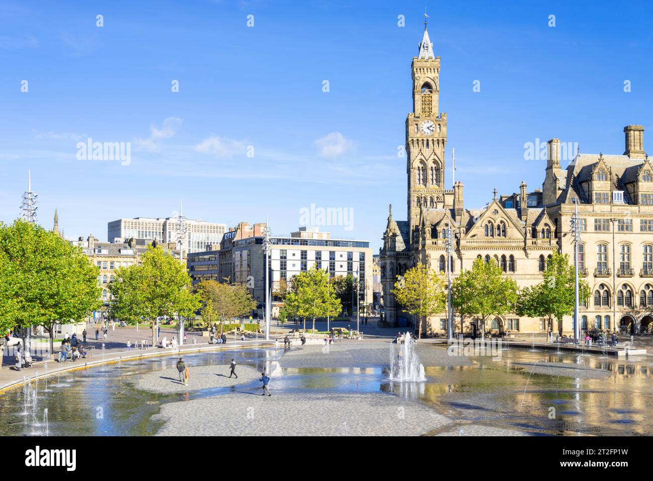 Bradford Town Hall torre dell'orologio Bradford City Hall Bradford centro città con fontane Centenary Square Bradford Yorkshire Inghilterra Regno Unito GB Europa Foto Stock
